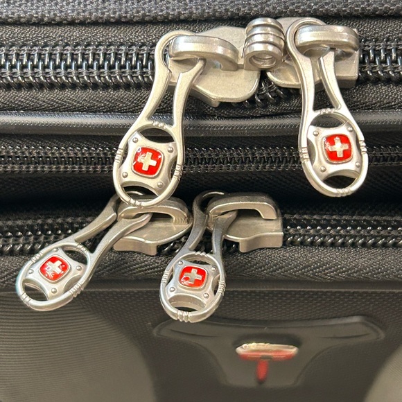 Swiss Gear Granada Business Gear Wheeled Suitcase Laptop Bag Carry On 17” Travel - Picture 15 of 16